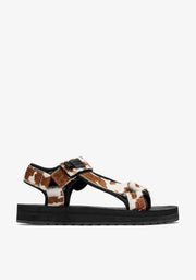 SANDALEN MIT KUHMUSTER FOREST