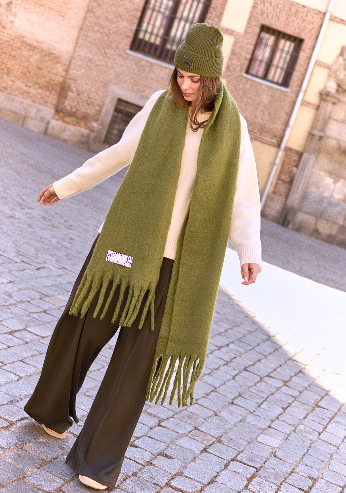 Conjunto de gorro e cachecol First verde-azeitona