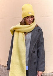 Conjunto de gorro e cachecol First amarelo