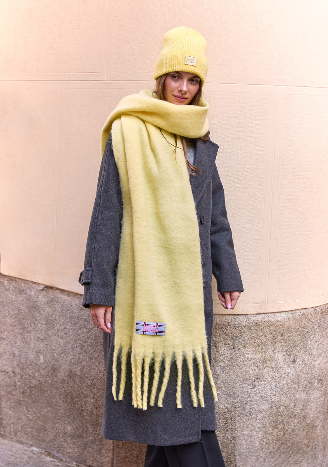 Conjunto de gorro e cachecol First amarelo