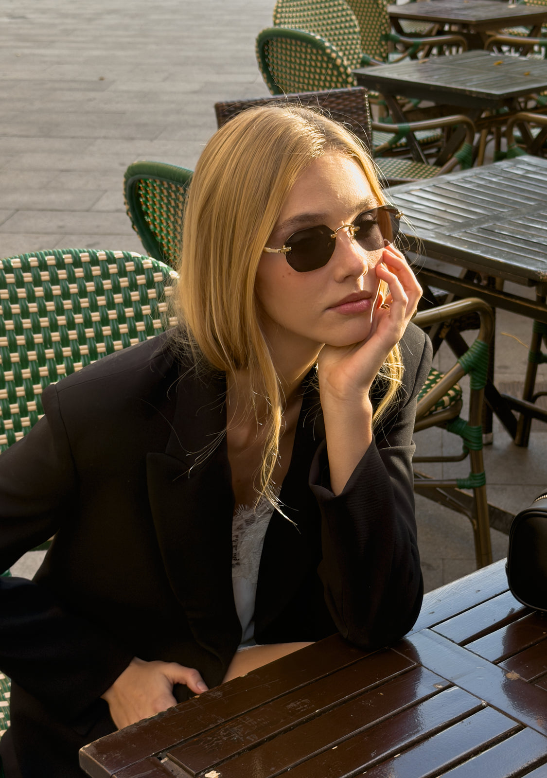 Occhiali da Sole Geometrici con Lenti Nere Faye