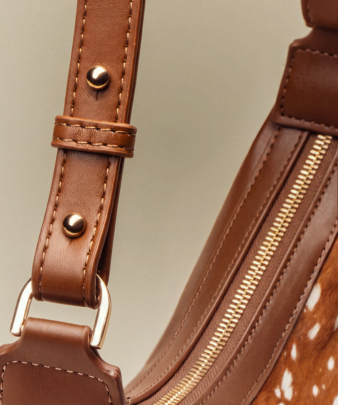 Close-up of the adjustable shoulder strap