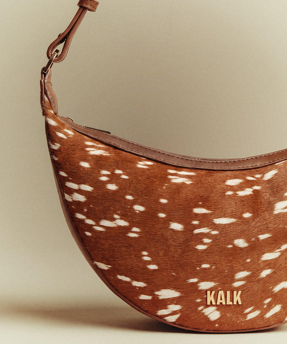 Crescent Deer bag showing its capacity