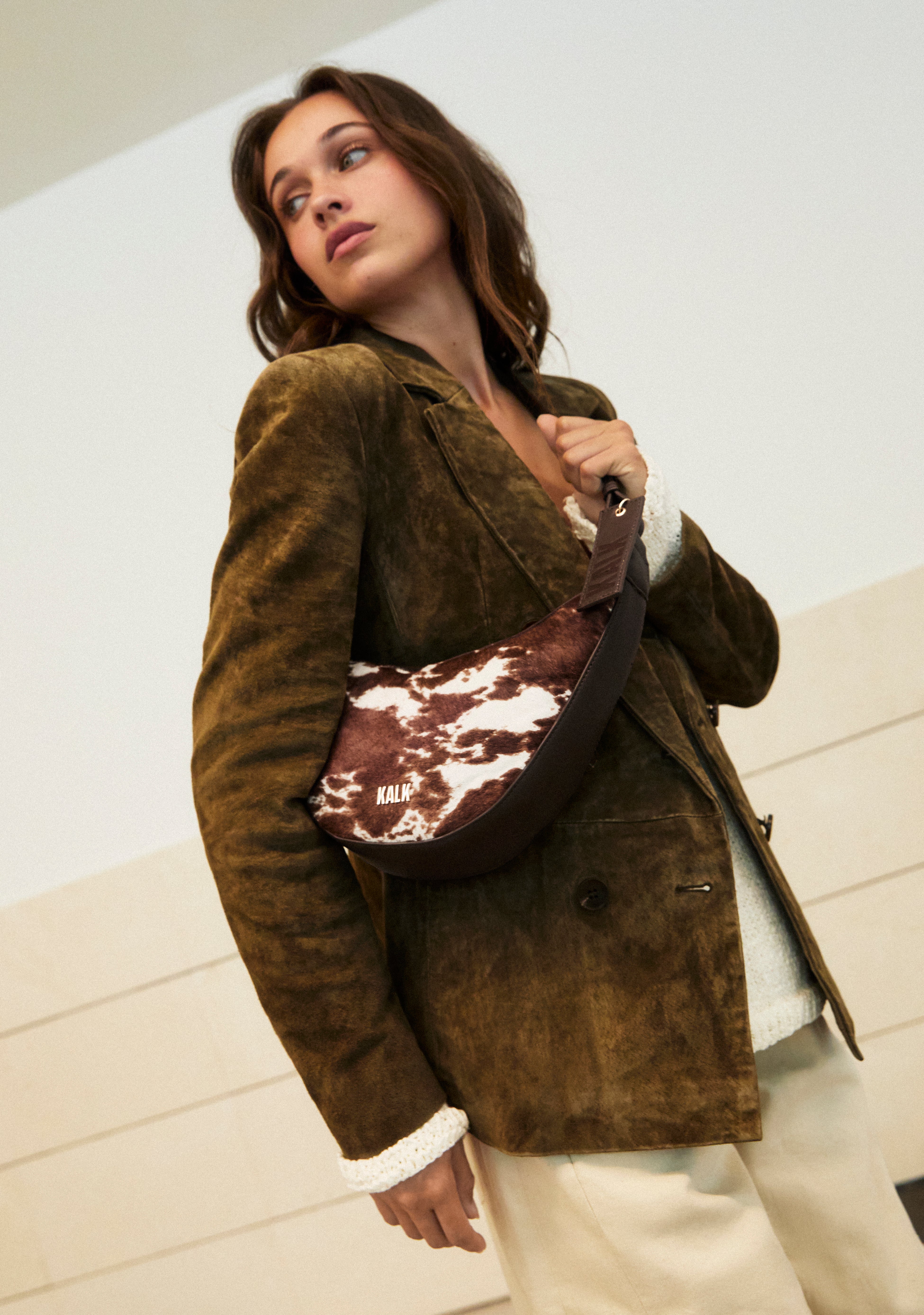 CRESCENT BAG COW KALK