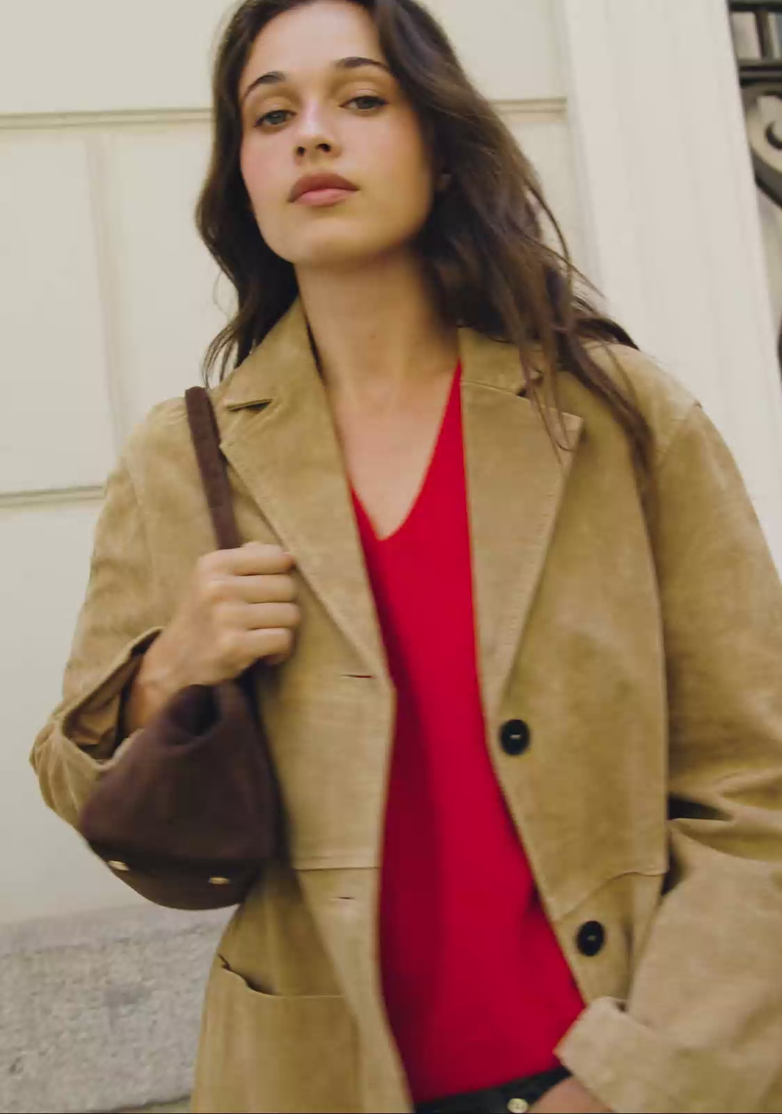 Load video: LONG BAGUETTE BAG BROWN KALK