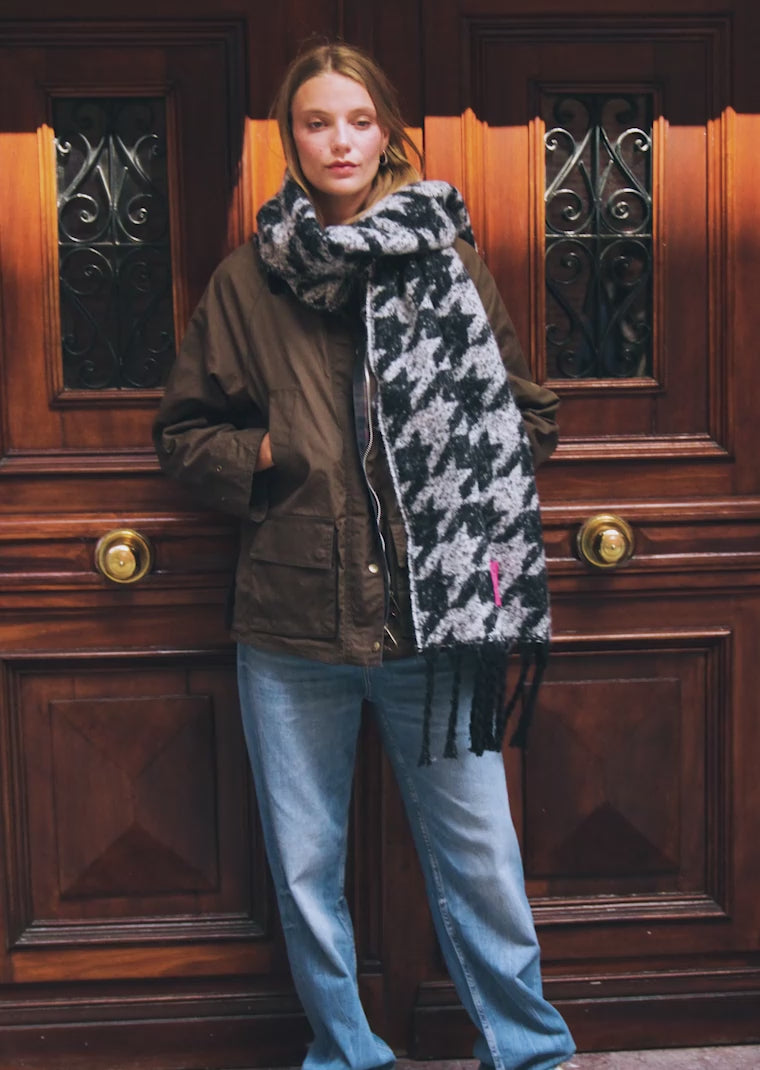 Load video: Scarf Blink Kalk