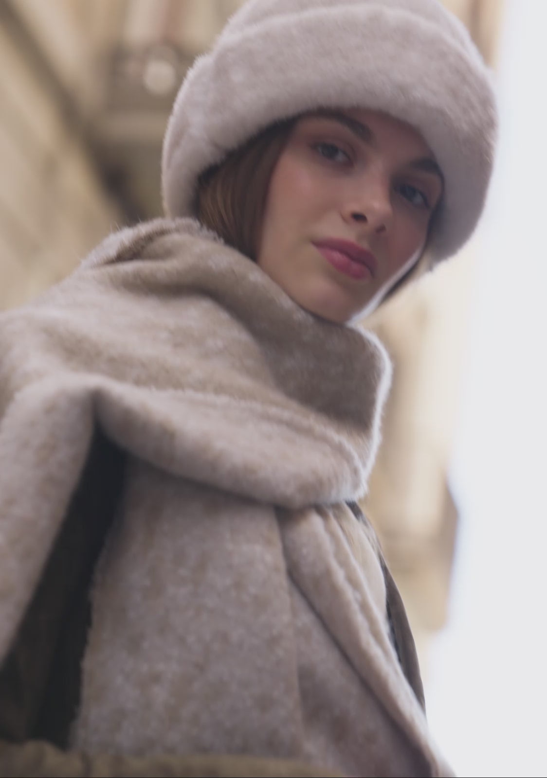 Carica video: Cappello In Pelliccia Beige
