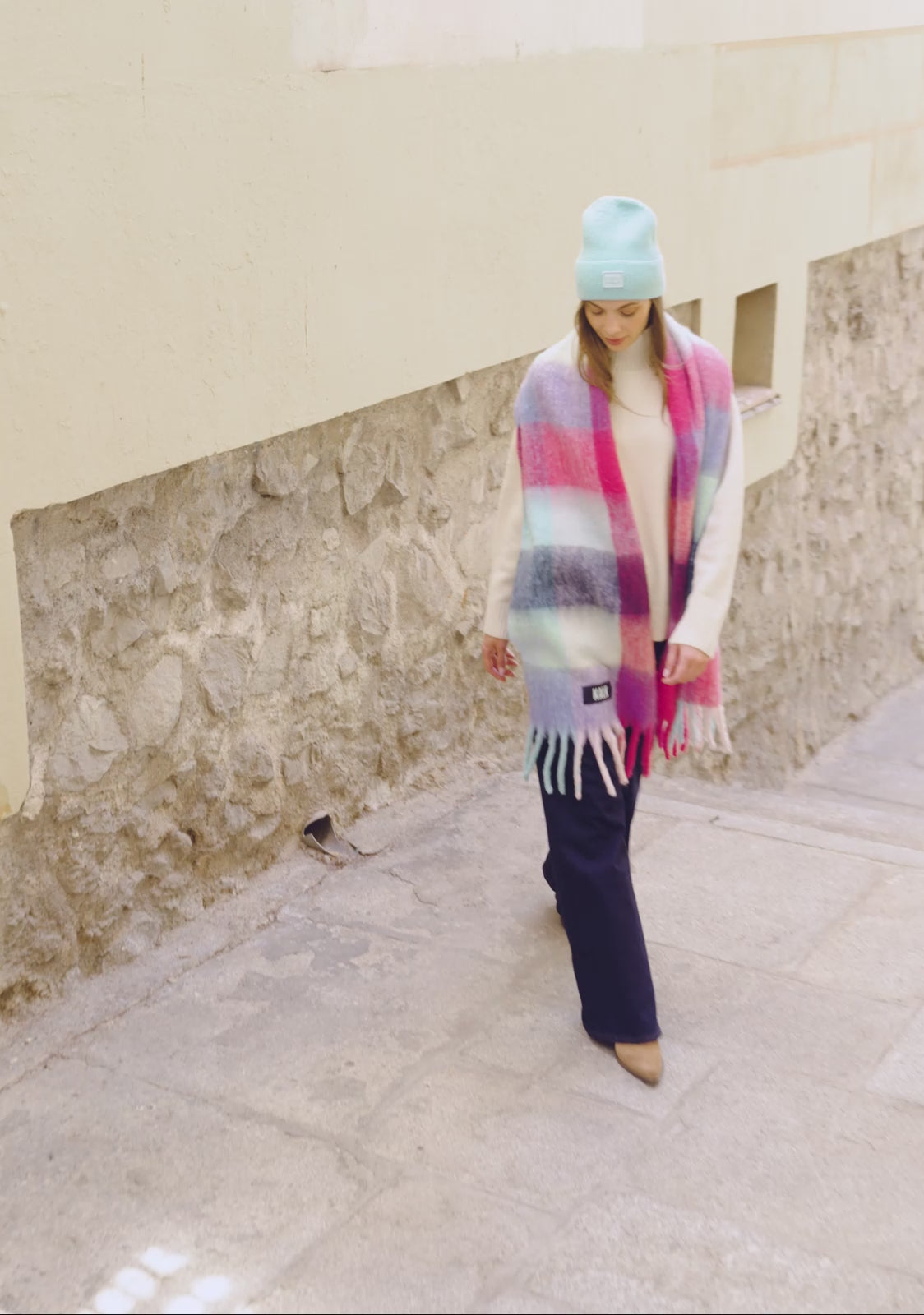 Load video: Scarf Vibrant Mint Kalk