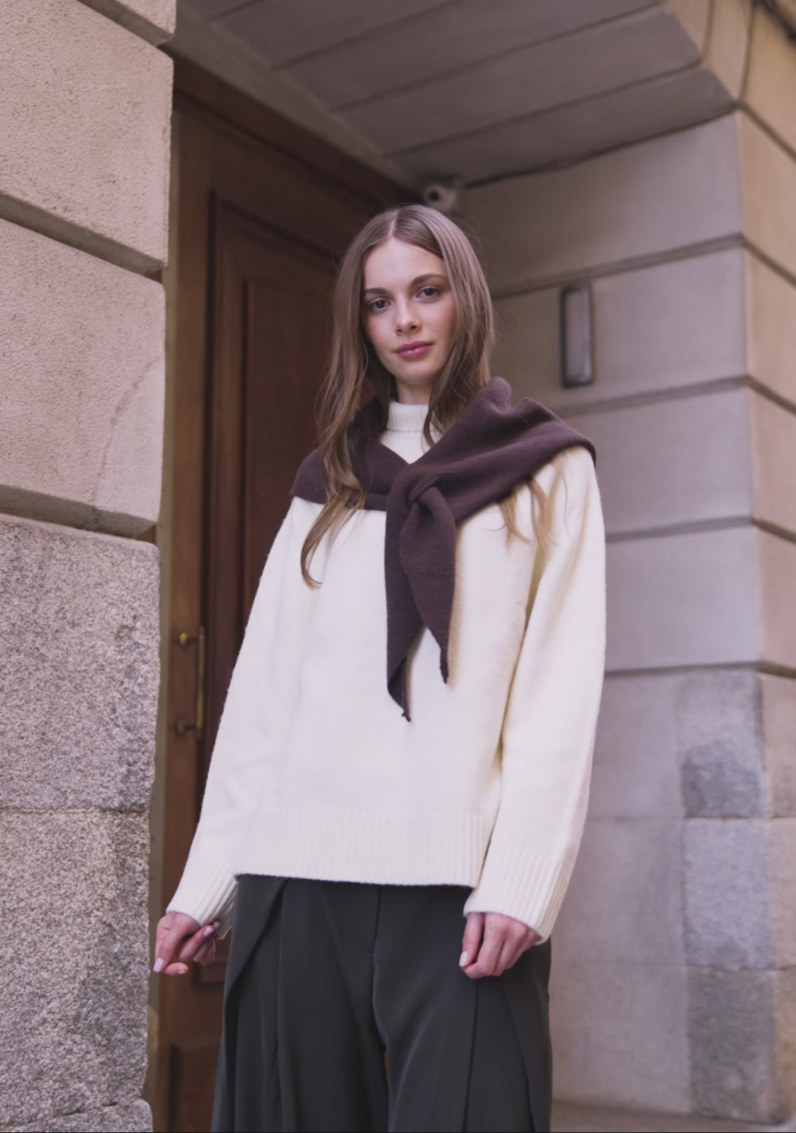 Load video: TRIANGLE SCARF BROWN KALK