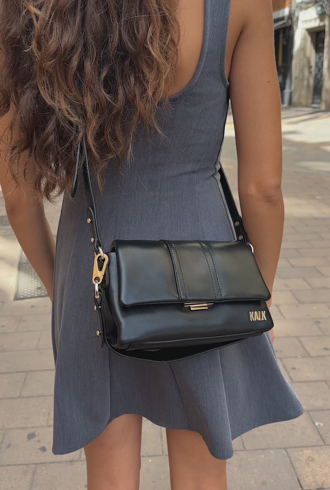 Cargar video: Bolso Negro Flappa Kalk