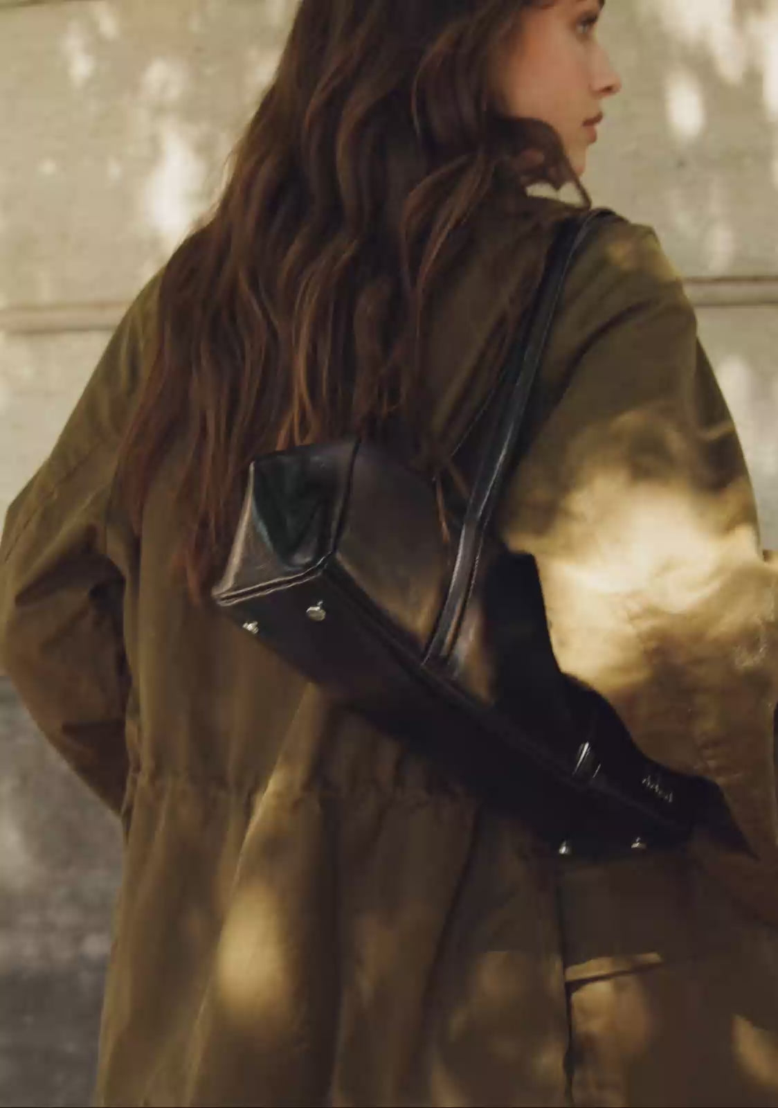 Load video: LONG BAGUETTE BAG BLACK KALK