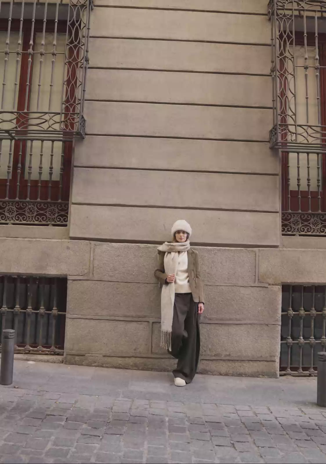 Load video: Scarf Deer Beige Kalk