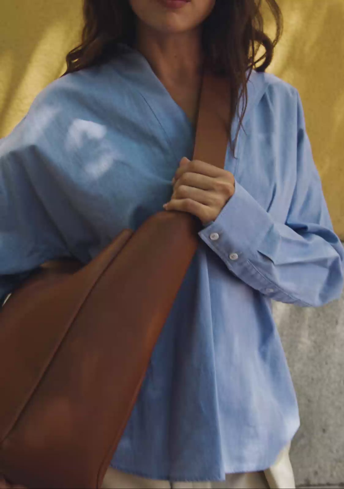 Load video: Hobo Bag Camel Kalk