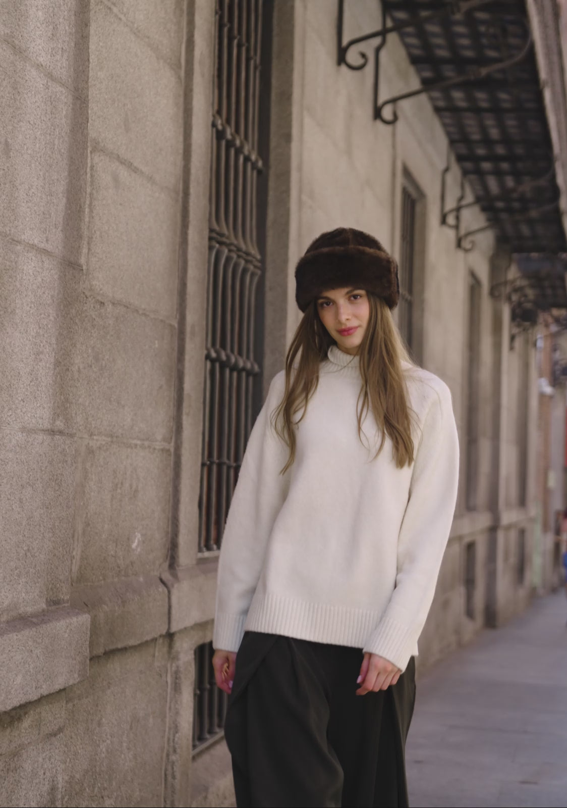 Carica video: Cappello In Pelliccia Marrone