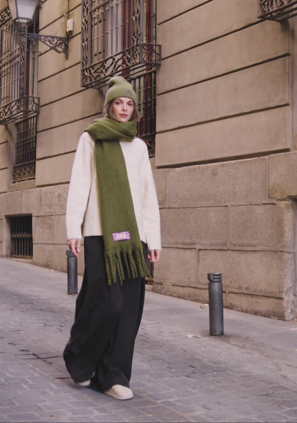 Charger la vidéo : Ensemble bonnet et écharpe First vert olive