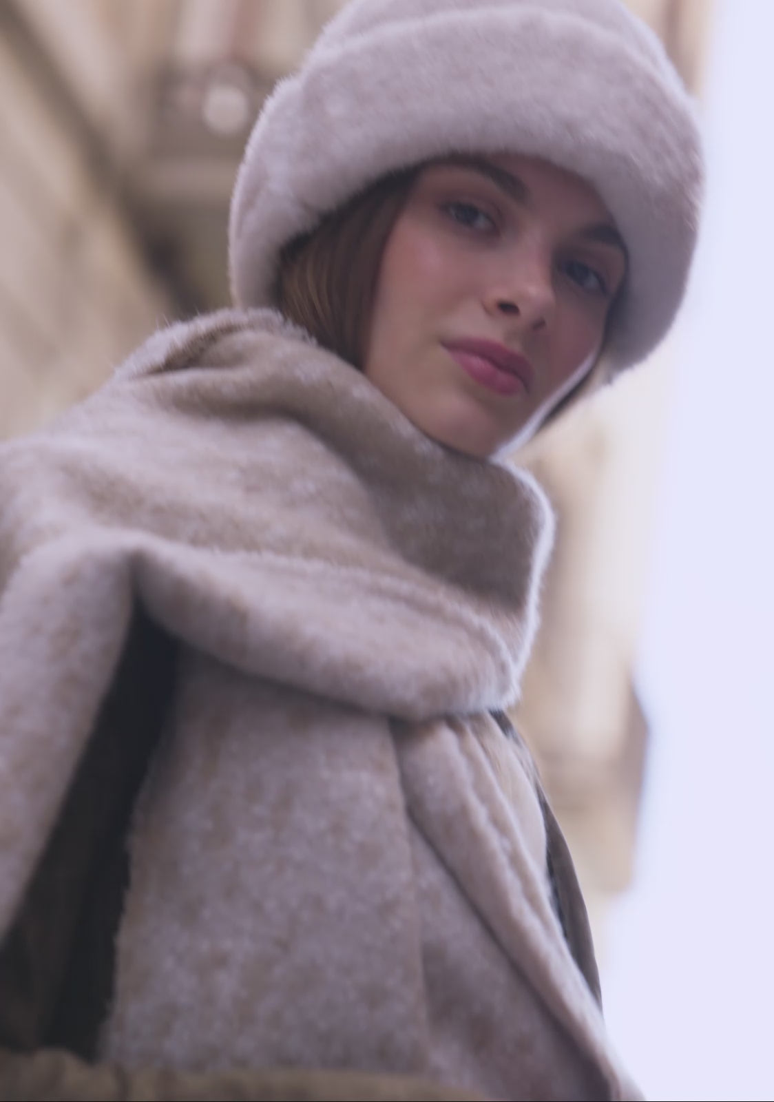 Carregar vídeo: Conjunto de gorro e cachecol Deer bege