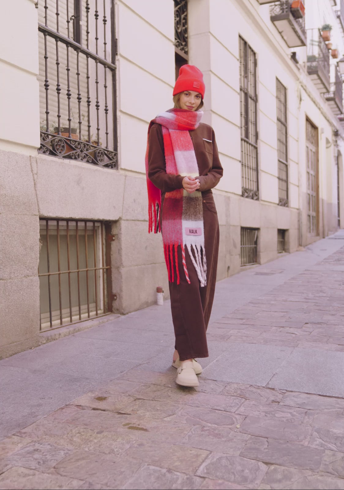 Carregar vídeo: Scarf Vibrant Red Kalk