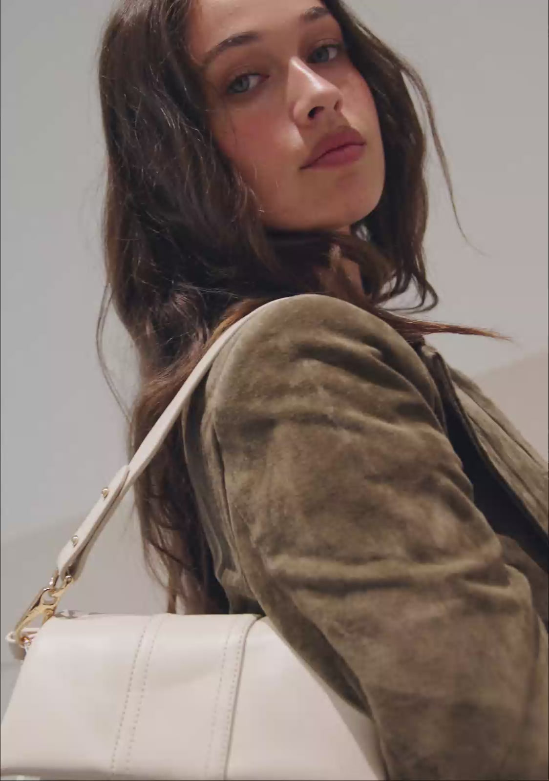 Load video: FLAPPA BAG BEIGE KALK