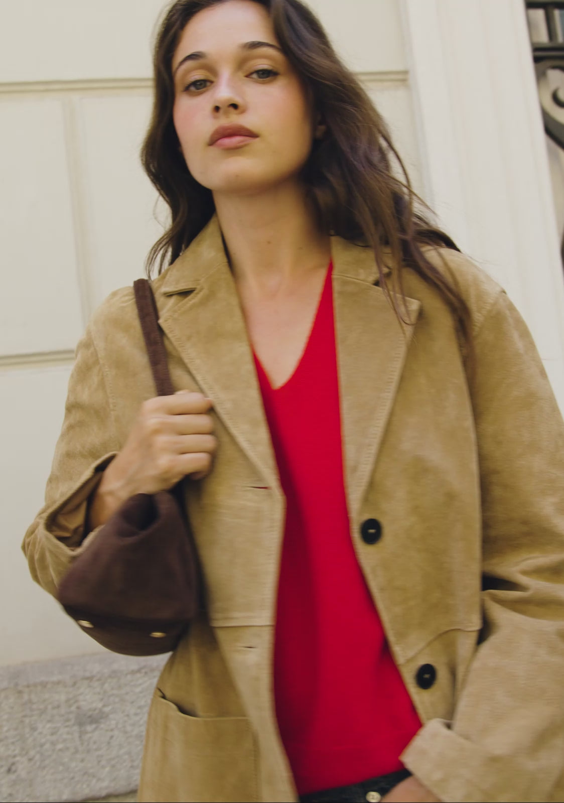 Load video: Long Baguette Bag Brown Kalk