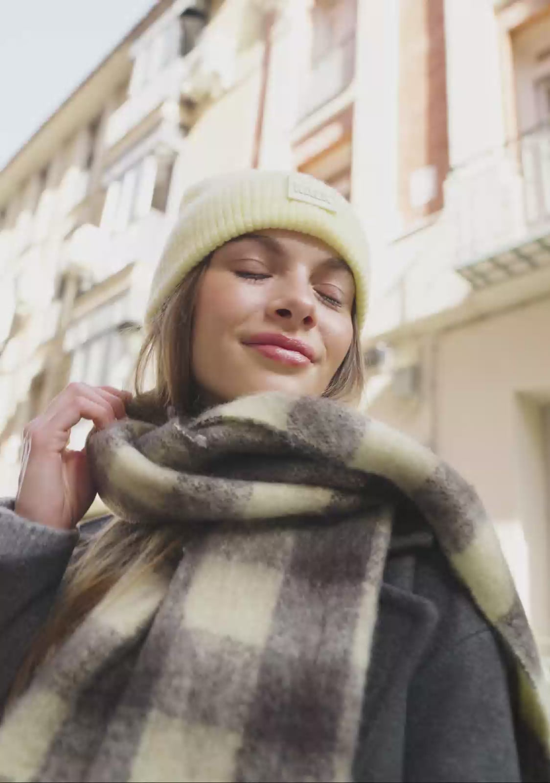 Charger la vidéo : Bonnet First Butter Yellow Kalk