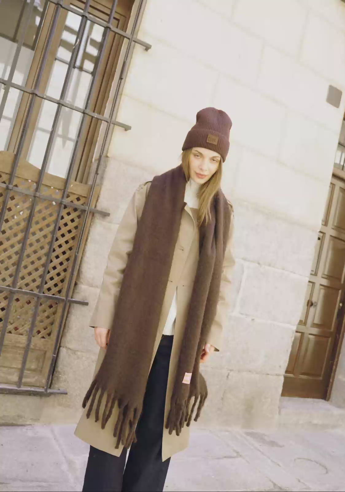 Carica video: Scarf First Brown Kalk