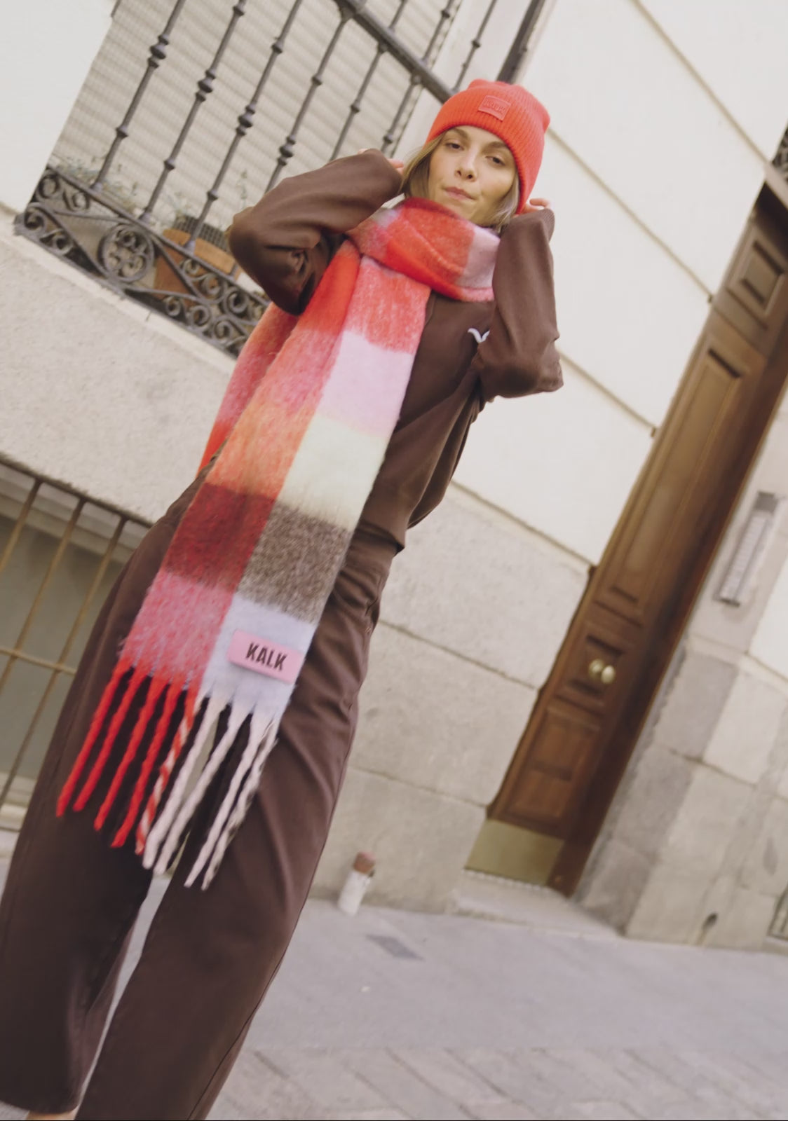 Carica video: Berretto In Maglia Rosso