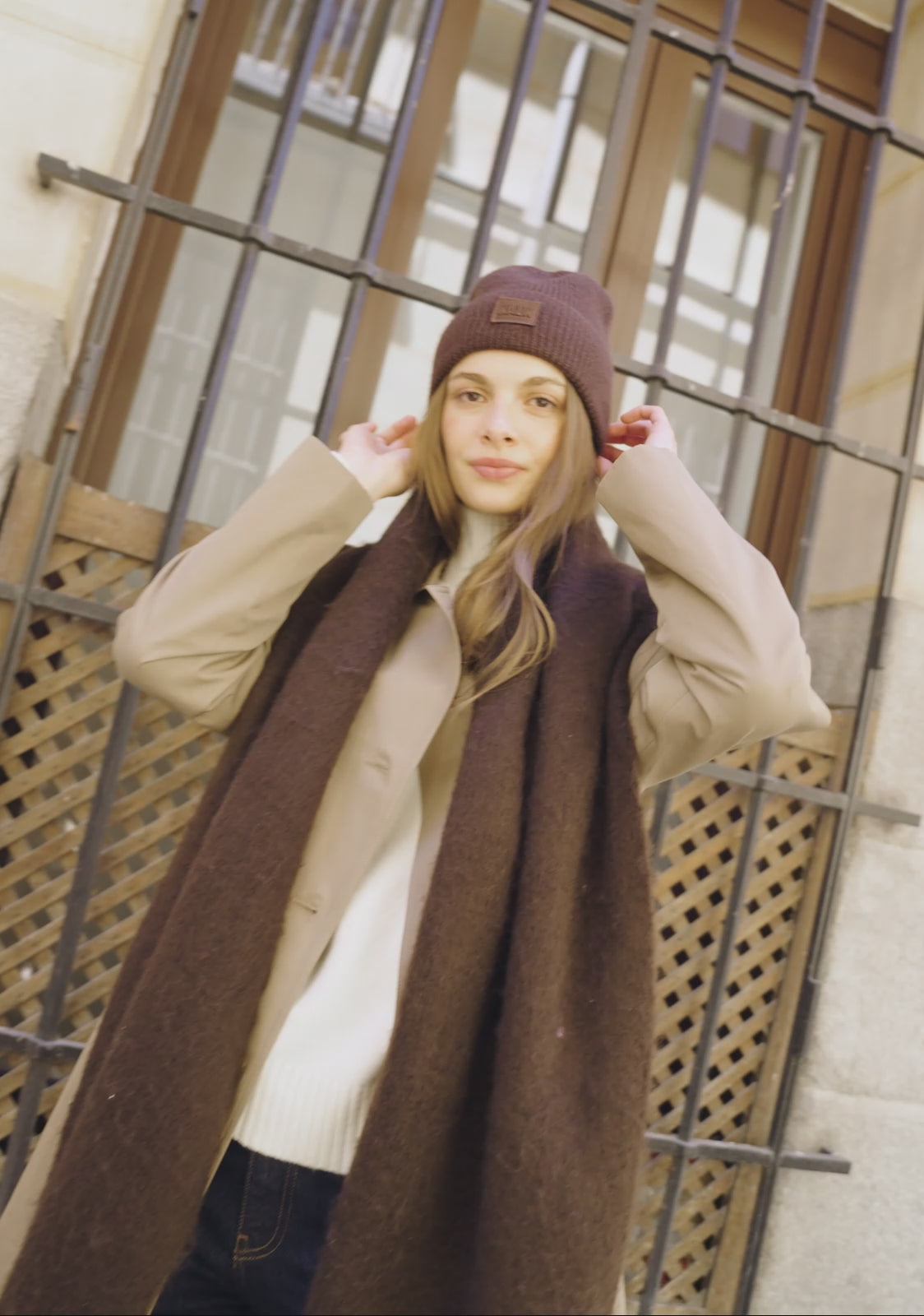 Carica video: Berretto in maglia marrone