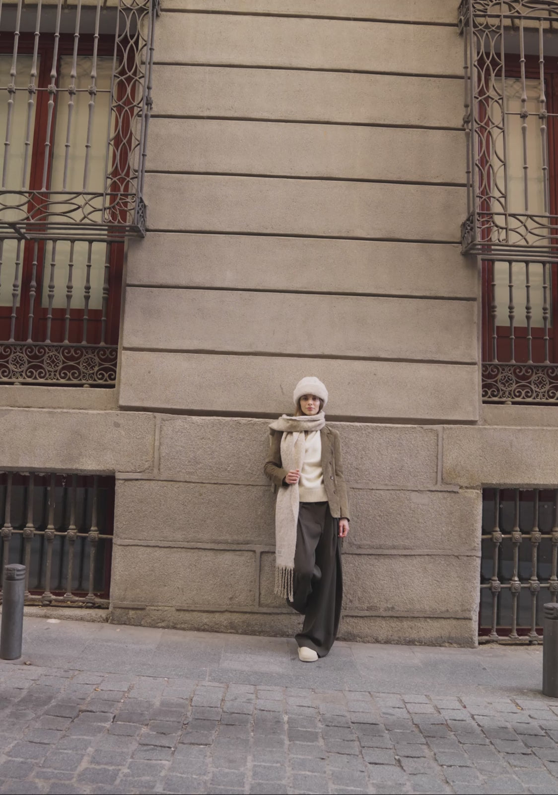 Load video: Scarf Deer Beige Kalk