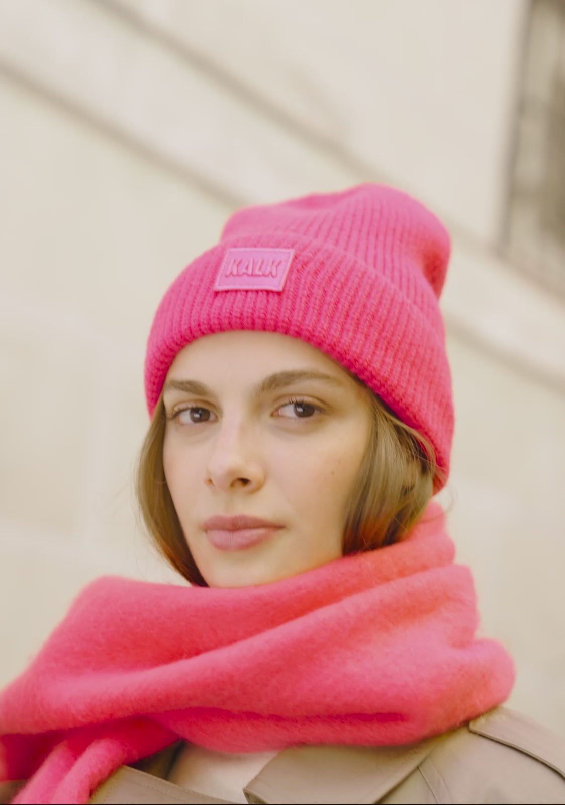 Carica video: Berretto In Maglia Fucsia