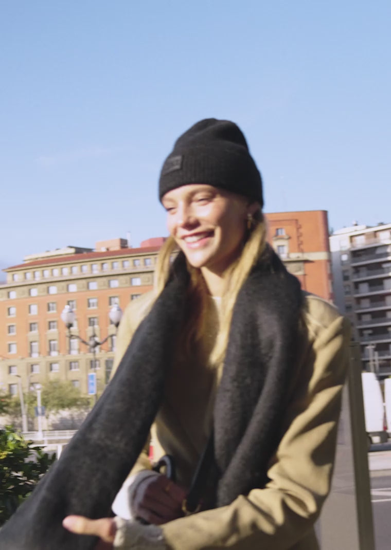 Charger la vidéo : Scarf First Black Kalk