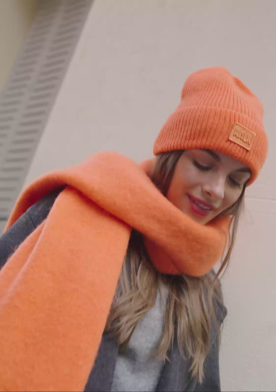 Video laden: Schal Orange First Kalk