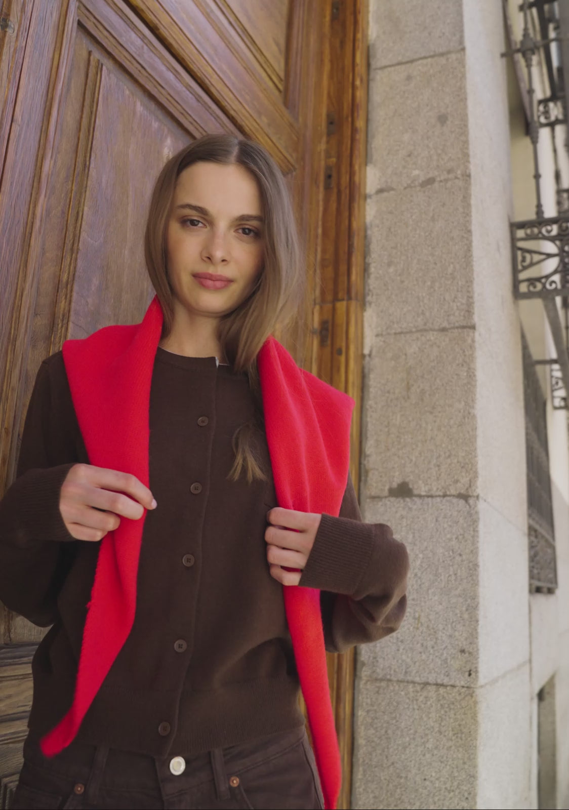 Load video: TRIANGLE SCARF RED KALK
