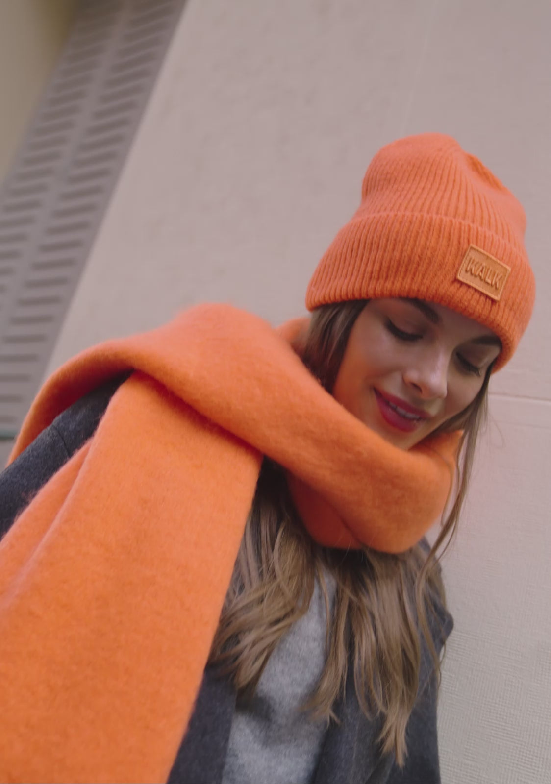 Carregar vídeo: Conjunto de gorro e cachecol First laranja