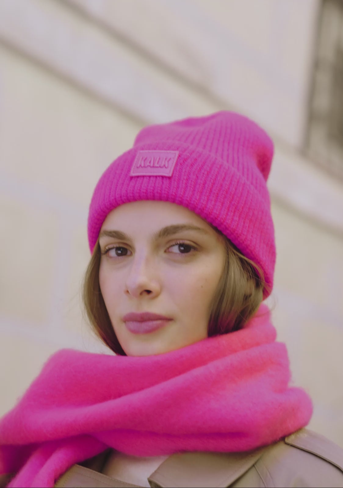 Charger la vidéo : Bonnet en Maille Fuchsia
