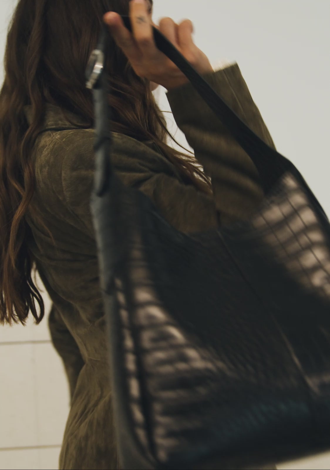 Cargar video: Bolso de hombro negro Mini Hobo