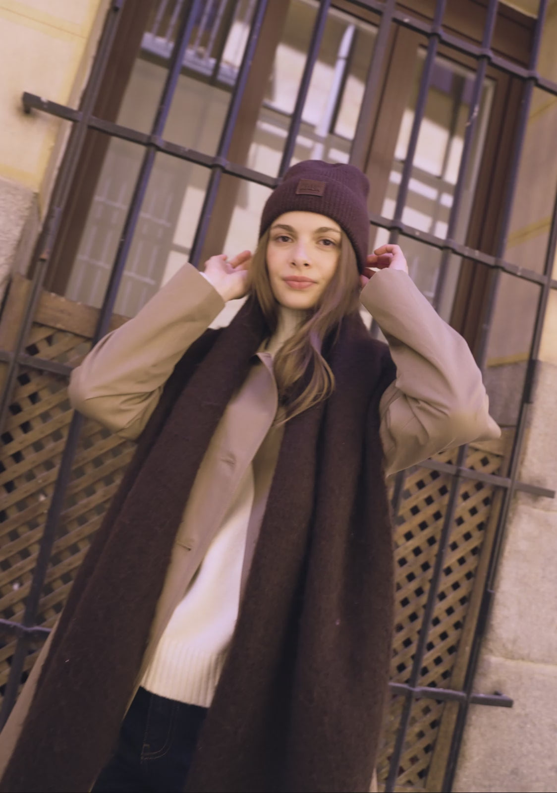 Carregar vídeo: Conjunto de gorro e cachecol First castanho