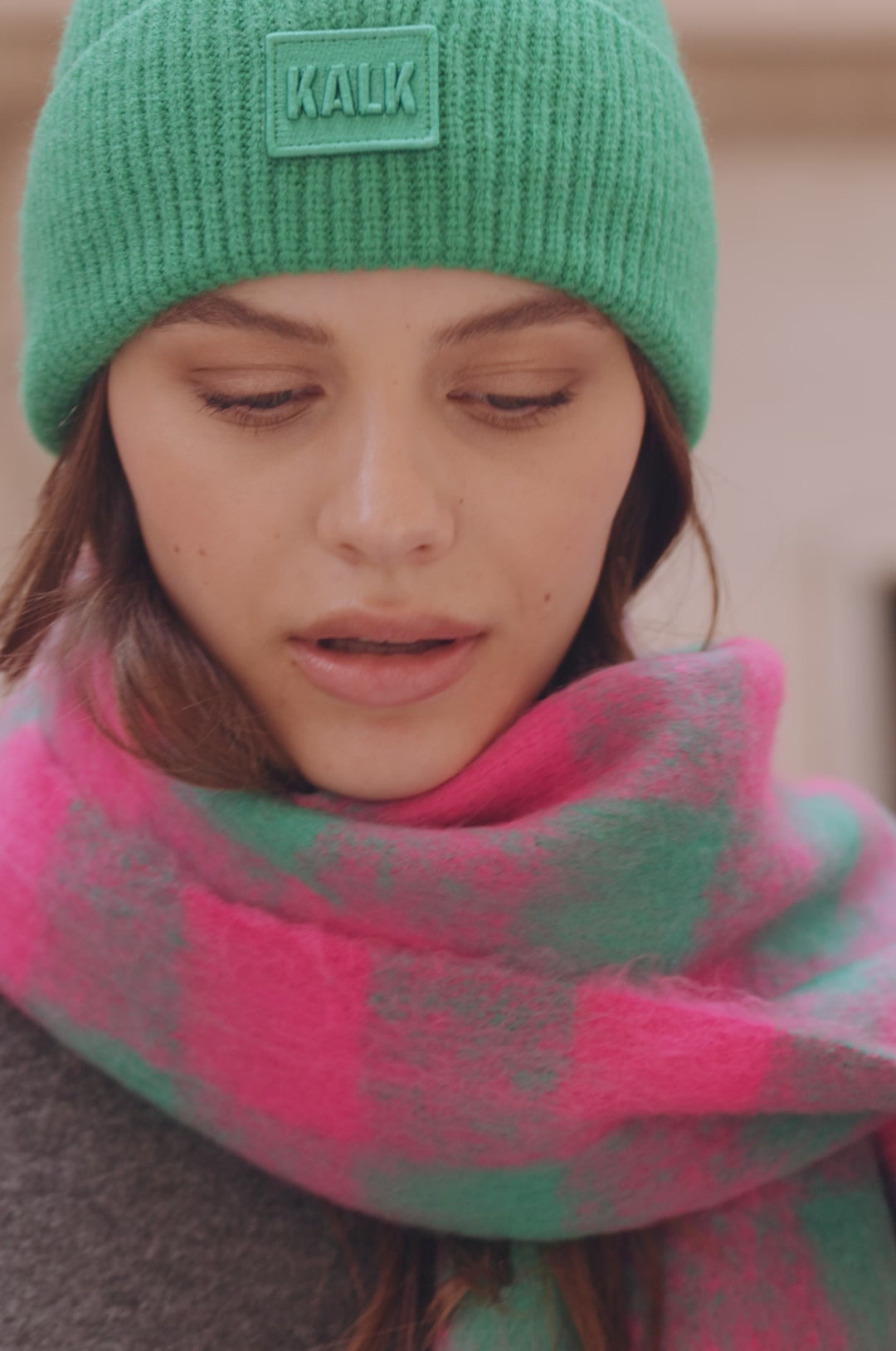 Charger la vidéo : Scarf Vision Green &amp; Fuchsia