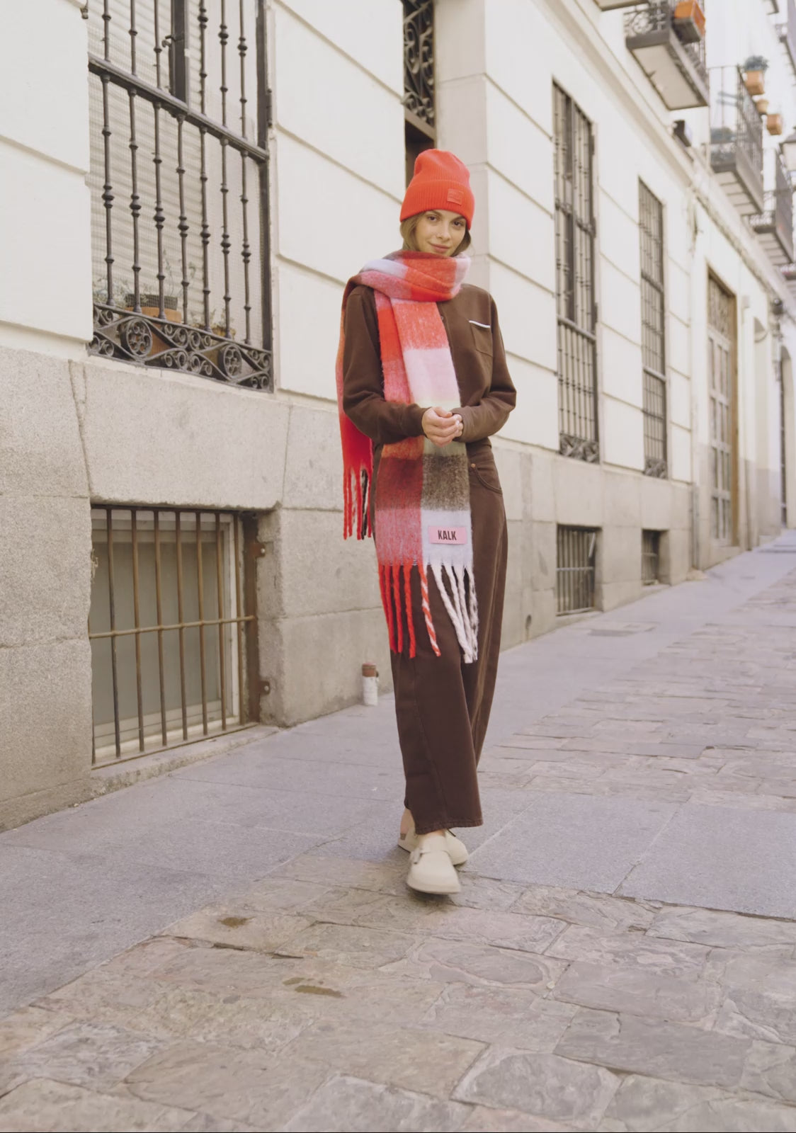 Load video: Scarf Vibrant Red Kalk