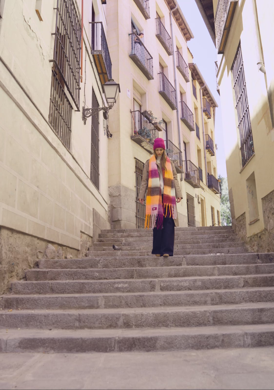 Carregar vídeo: Scarf Vibrant Orange Kalk