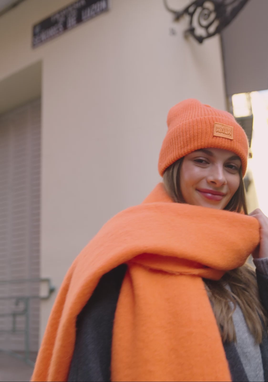 Charger la vidéo : Bonnet en Maille Orange