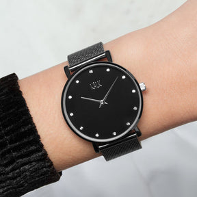 Verträumte schwarze Uhr
