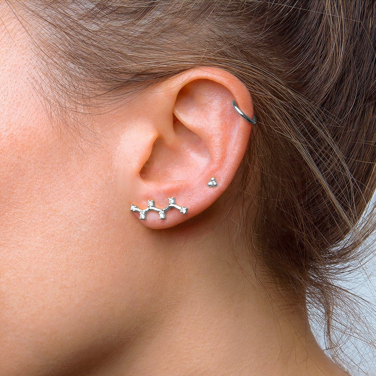 Boucles d`oreilles élégantes en argent sterling avec zirconium pour l´escalade